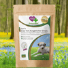 Sari's Gras-Kot-Ausgleicher Drops. Natur-Drops im Original-Aromabeutel zum verschließen. Hintergrund Pfälzerwald mit Wiese. 